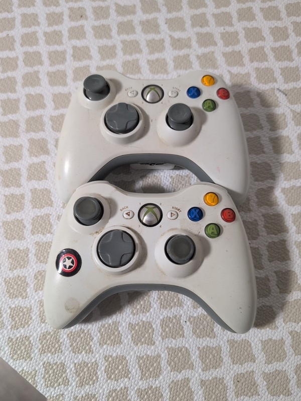 2 Microsoft Xbox 360 Wireless Game Controller Used