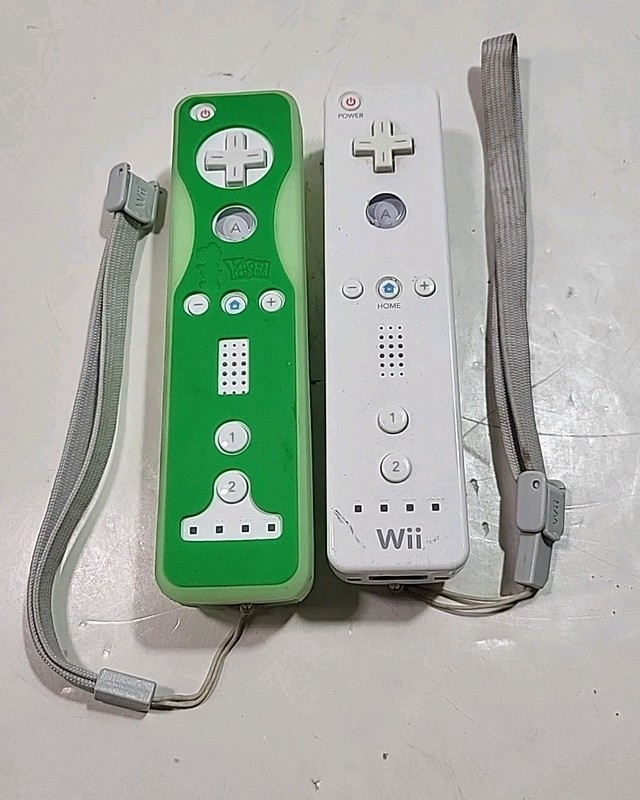 Official Nintendo Wii Remotes 2 White With Straps And 1 Silicon Green Cover