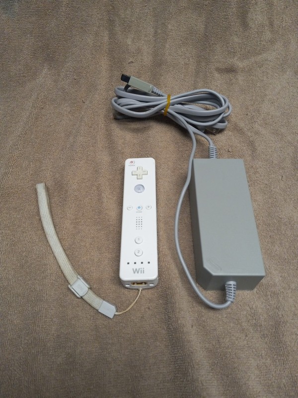 Original Nintendo Wii Controller MISSING BACK COVER & Power Supply