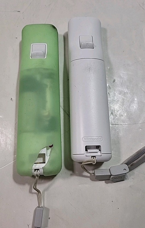 Official Nintendo Wii Remotes 2 White With Straps And 1 Silicon Green Cover gallery