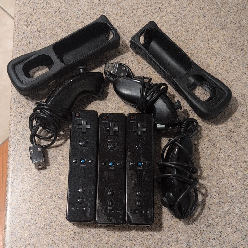 Nintendo Wii Remote Controllers Nunchuks Black Set of 3 with Protective Covers