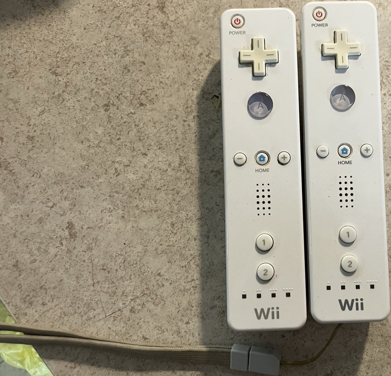 Nintendo Wii Remote White Controller Lot of 2 Built-In Speaker Wireless Wii U