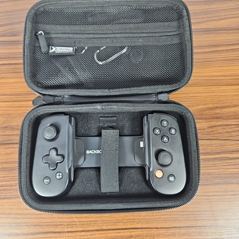 Backbone One Mobile Gaming Controller w/carrying Case