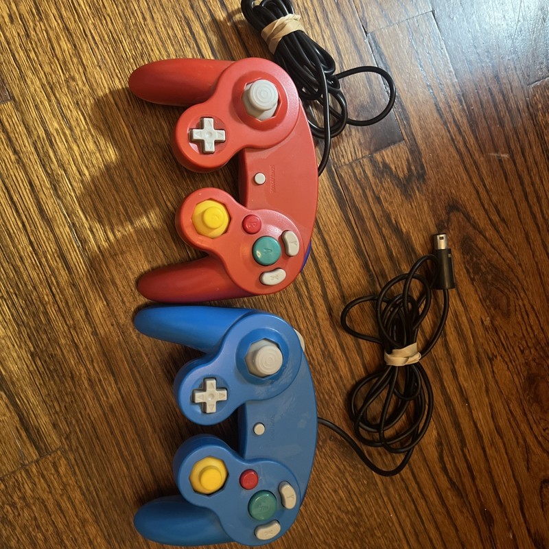 Nintendo Gamecube Wii Wired Controllers lot of 2 Red / Blue unbranded Untested