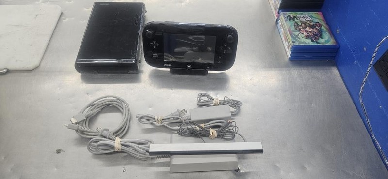 NINTENDO WII U – WUP-101 WITH CONTROLLER, CORDS AND SENSOR (C26034109)