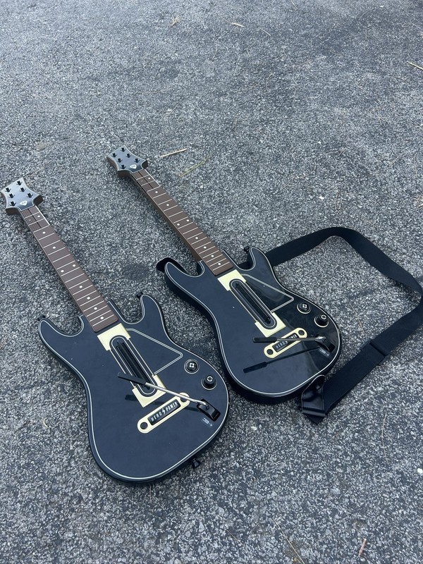 2 Guitar Hero Warriors of Rock Wireless Guitars for Wii No Dongles