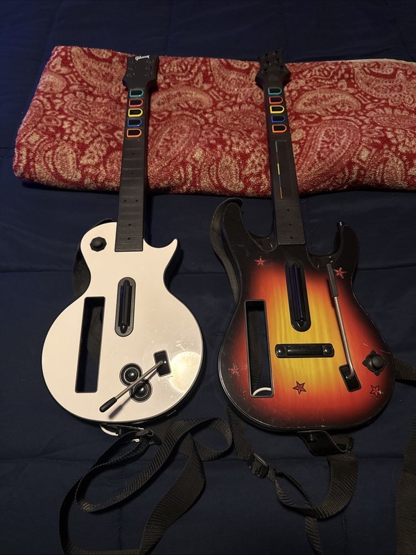 2 Nintendo Wii Guitar Hero Guitars Sunburst And White Gibson. Untested!
