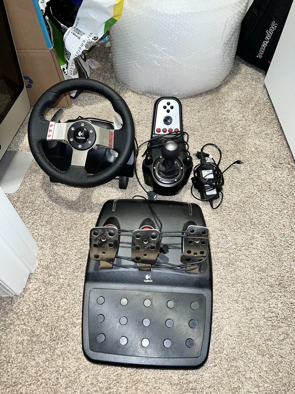 Logitech G27 PC/Playstation 2-3 Force Feedback Racing Wheel Pedals Shifter