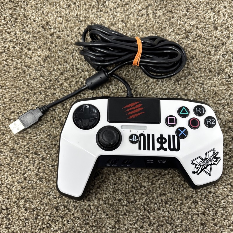 Mad Catz Street Fighter V Arcade Fight Pad PRO PS3/PS4 Controller White