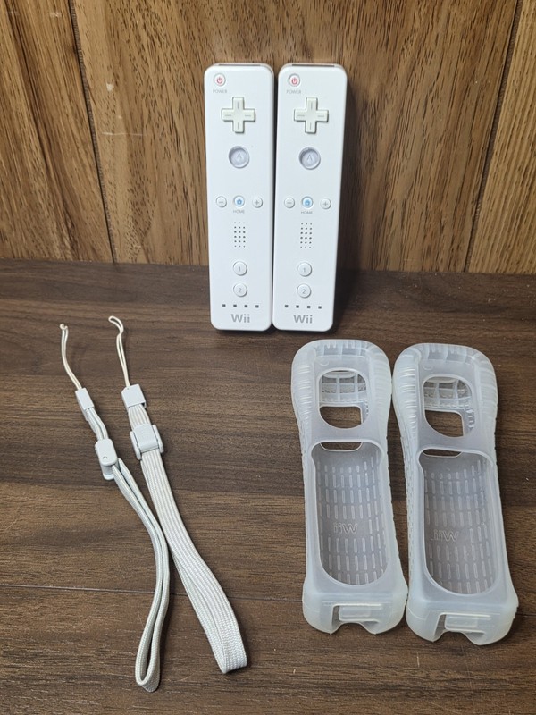 Nintendo Wii Remote Bundle With Protective Cases 2 Pack White OEM Lot