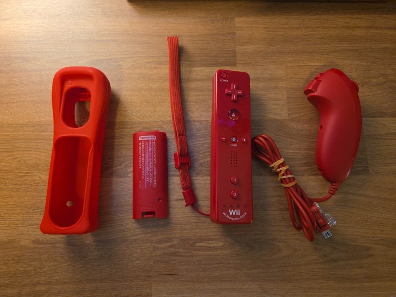 Nintendo Wii Remote Plus Motion Controller & Nunchuk – Red – TESTED