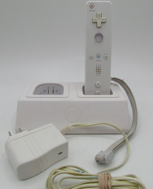 Psyclone Essentials PSE530 Wii Recharge Station & Wii Controller + Battery