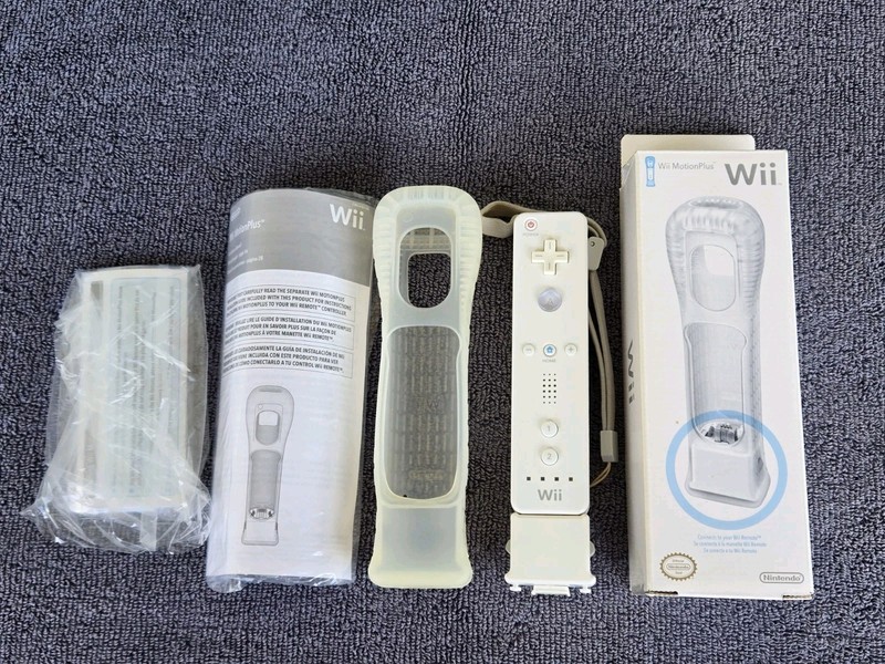 Original Nintendo Wii White Motion Plus Controller With Box + Booklets + Sleeve