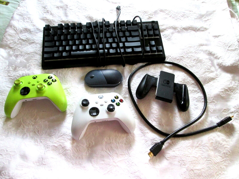 2 XBOX CONTROLLERS LIME GREEN, WHITE, MOUSE, KEYBOARD, SWITCH HOLDER & CORD EUC