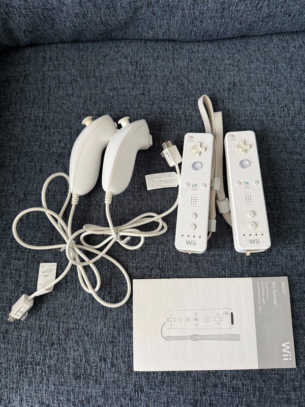 2 Original Nintendo Wii Remote Controllers & Nunchucks WiiMote Authentic Working
