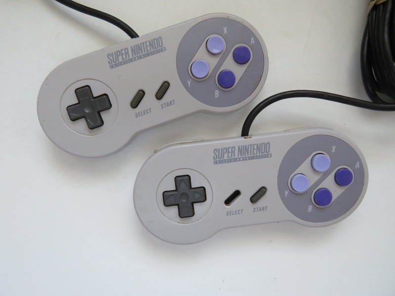 2 SNES Super Nintendo Original Controllers – OFFICIAL SNS-005 (Japan)
