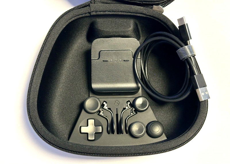 Microsoft XBOX ELITE SERIES 2 CARRYING CASE WITH CHARGING STAND And Acessories