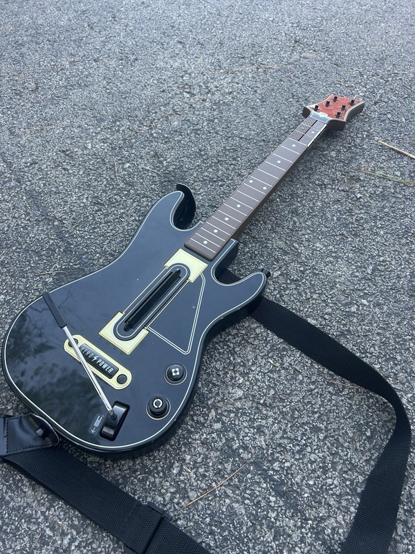 2 Guitar Hero Warriors of Rock Wireless Guitars for Wii No Dongles gallery