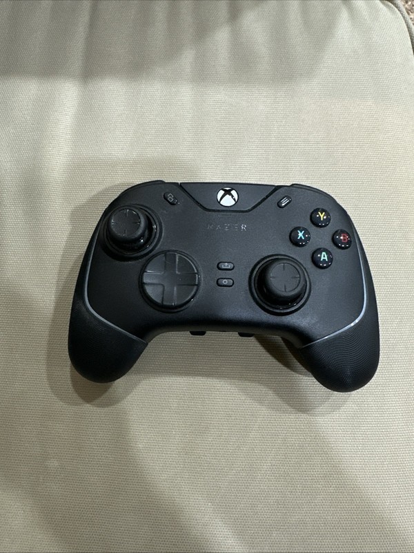 Razer Wolverine V2 Chroma Controller for Microsoft Xbox One/Series S/X - Black